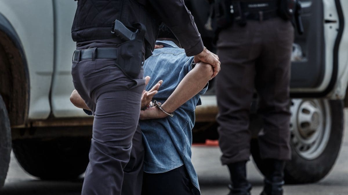 Politie slaat crimineel in de handboeien Man wordt gearresteerd