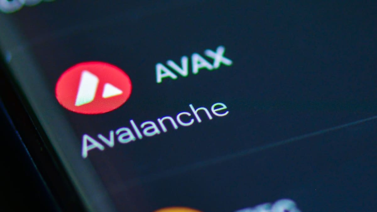 Strijd om Avalanche-beursfonds barst los: crypto-primeur met staking Avalanche (AVAX) koers stijgt na publicatie belangrijk nieuws