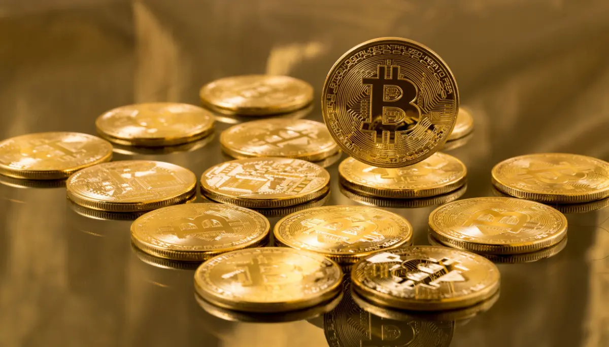Foto van grote hoeveelheid bitcoin munten