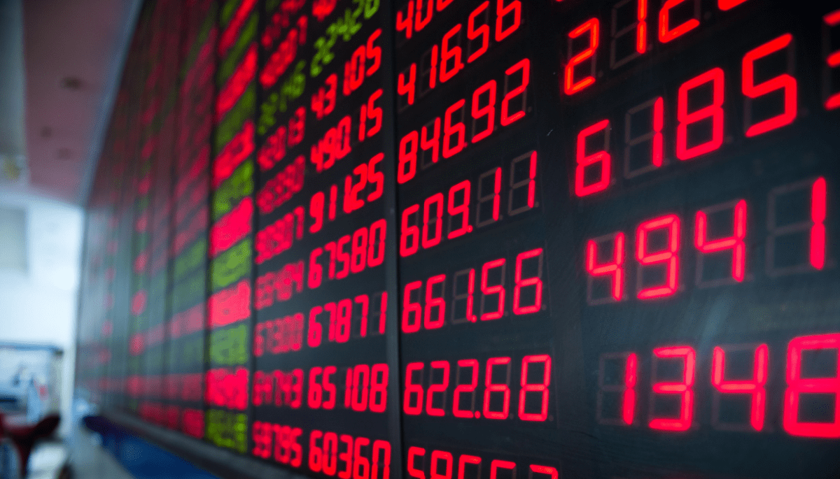 AI-crypto vangen hardste klappen in marktcorrectie met dalingen tot 50% Bitcoin-ETF uitstroom explodeert naar bijna €300 miljoen in een dag