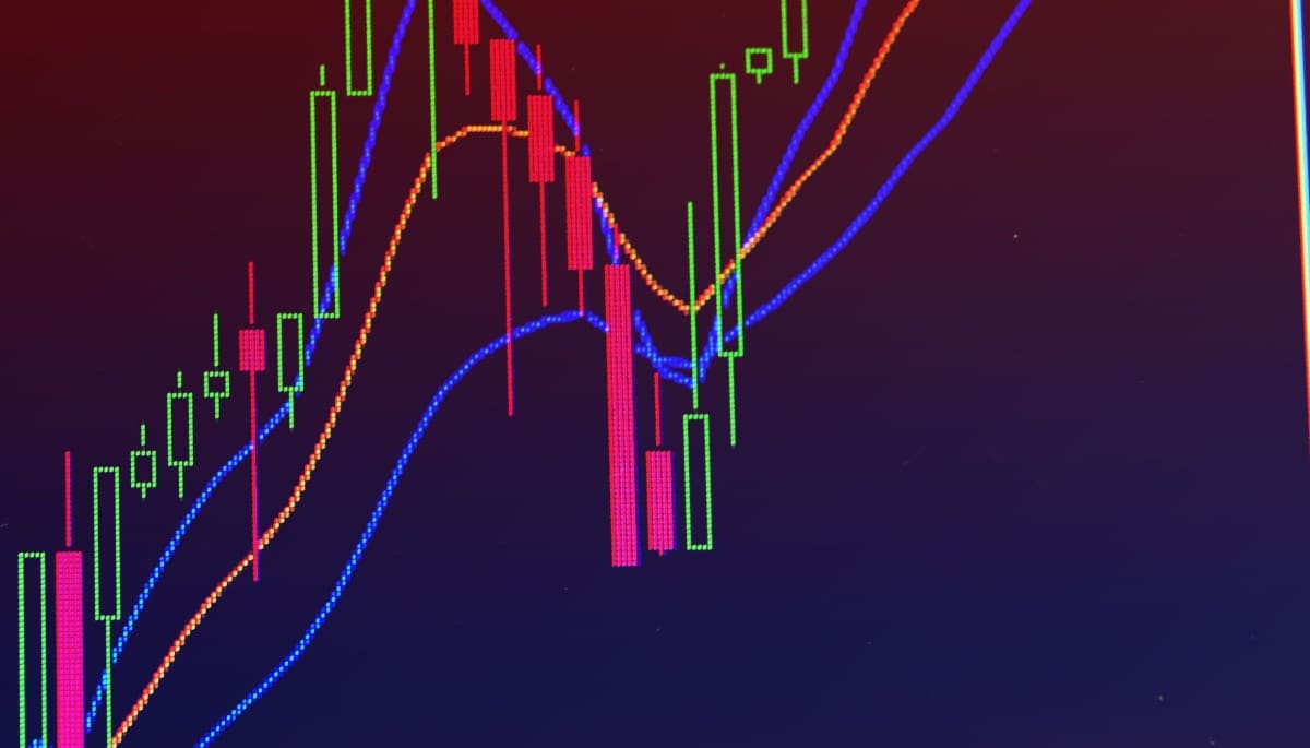Een afbeelding van een crypto koers die een dip maakt en vervolgens hard stijgt, met daarbij marktdata