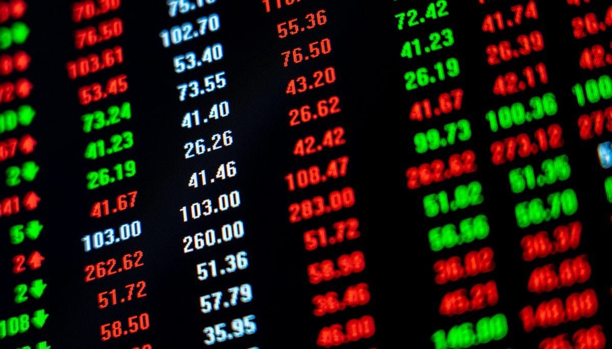 bitcoin-koers-stijgt-institutionele-interesse Groene en rode cijfers op scherm