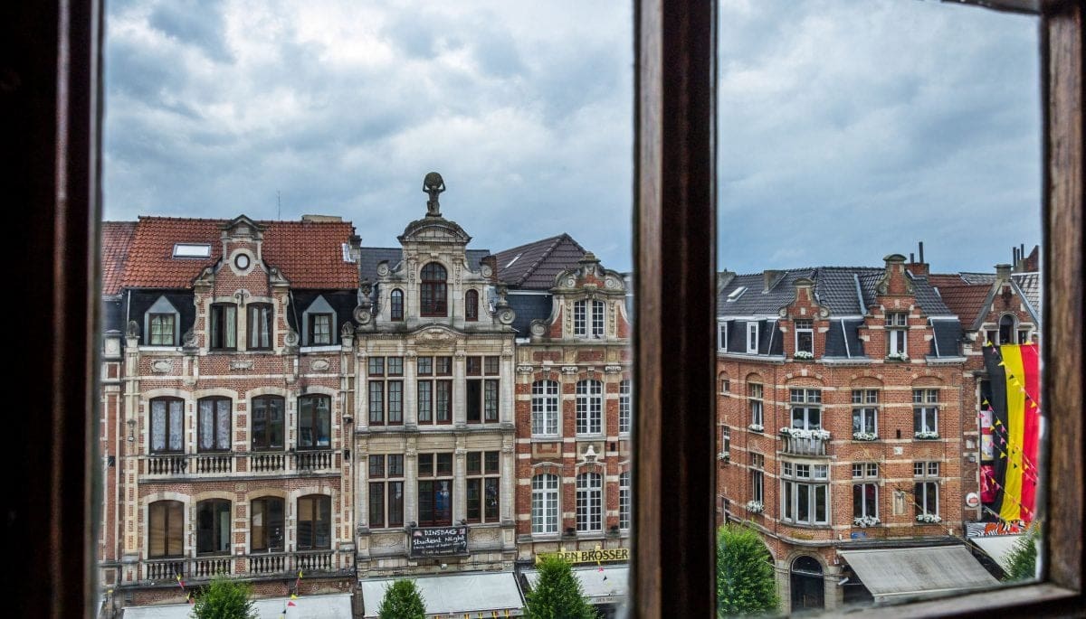 leuven-centrum-belgische-vlag Gerucht Bitcoin-uitvinder leidt naar mysterieuze Belgische begraafplaats