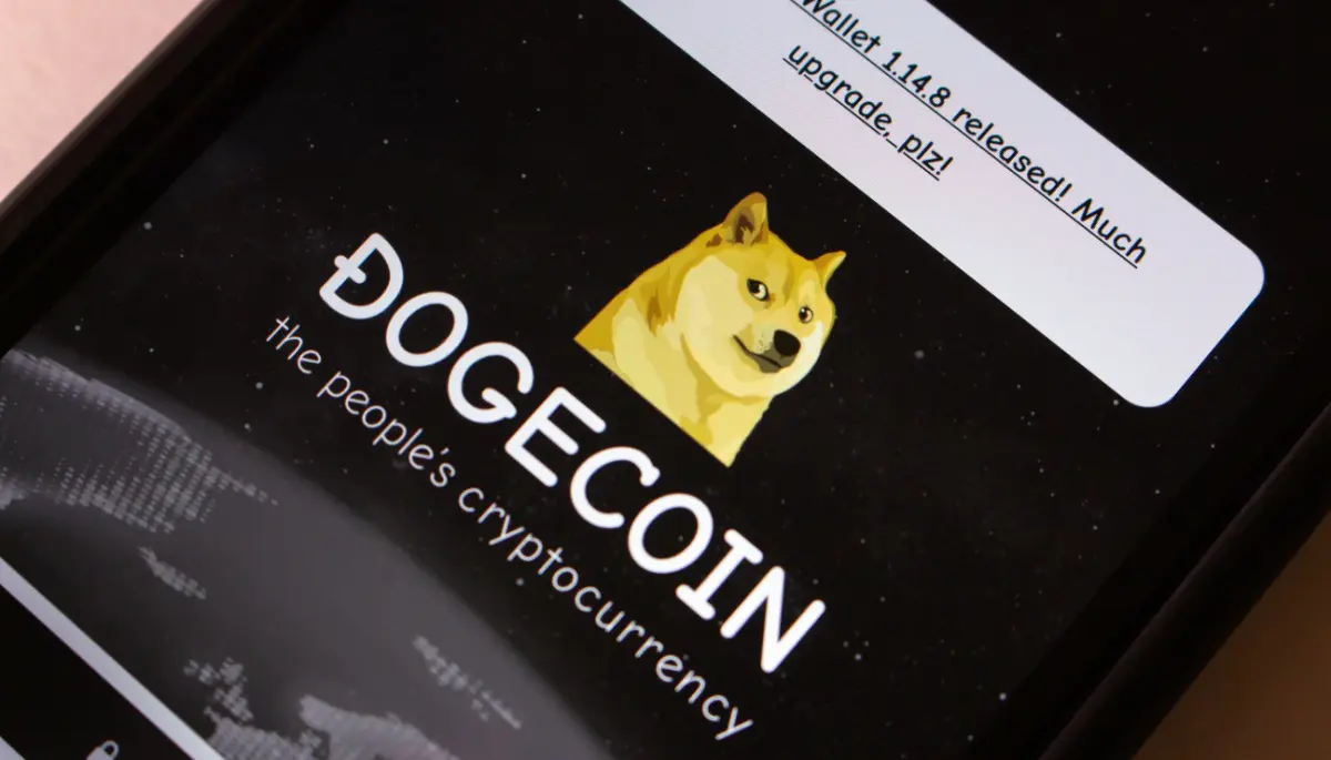Grayscale omarmt Dogecoin met nieuw investeringsfonds foto van dogecoin logo op een smarthpone scherm