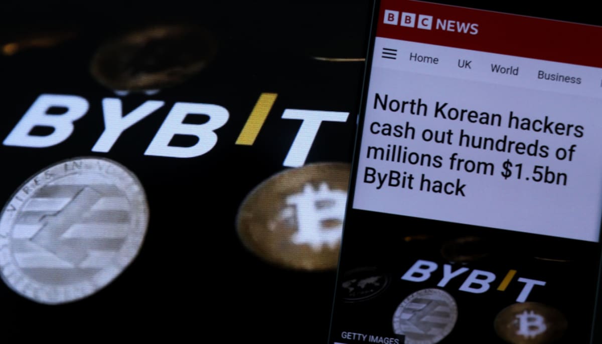Afbeelding van een BBC nieuwbericht over de Bybit hack waarbij $1,5 miljard aan ethereum (ETH) werd gestolen. Op de achtergrond staat het logo van Bybit met Litecoin en Bitcoin munten Afbeelding van een BBC nieuwbericht over de Bybit hack waarbij $1,5 miljard aan ethereum (ETH) werd gestolen. Op de achtergrond staat het logo van Bybit met Litecoin en Bitcoin munten