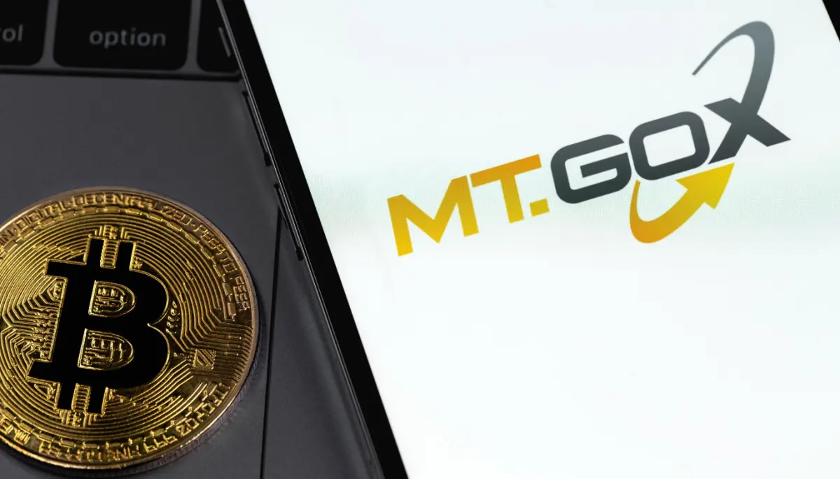 Bitcoin munt met Mt. Gox logo op telefoon Bitcoin munt met Mt. Gox logo op telefoon