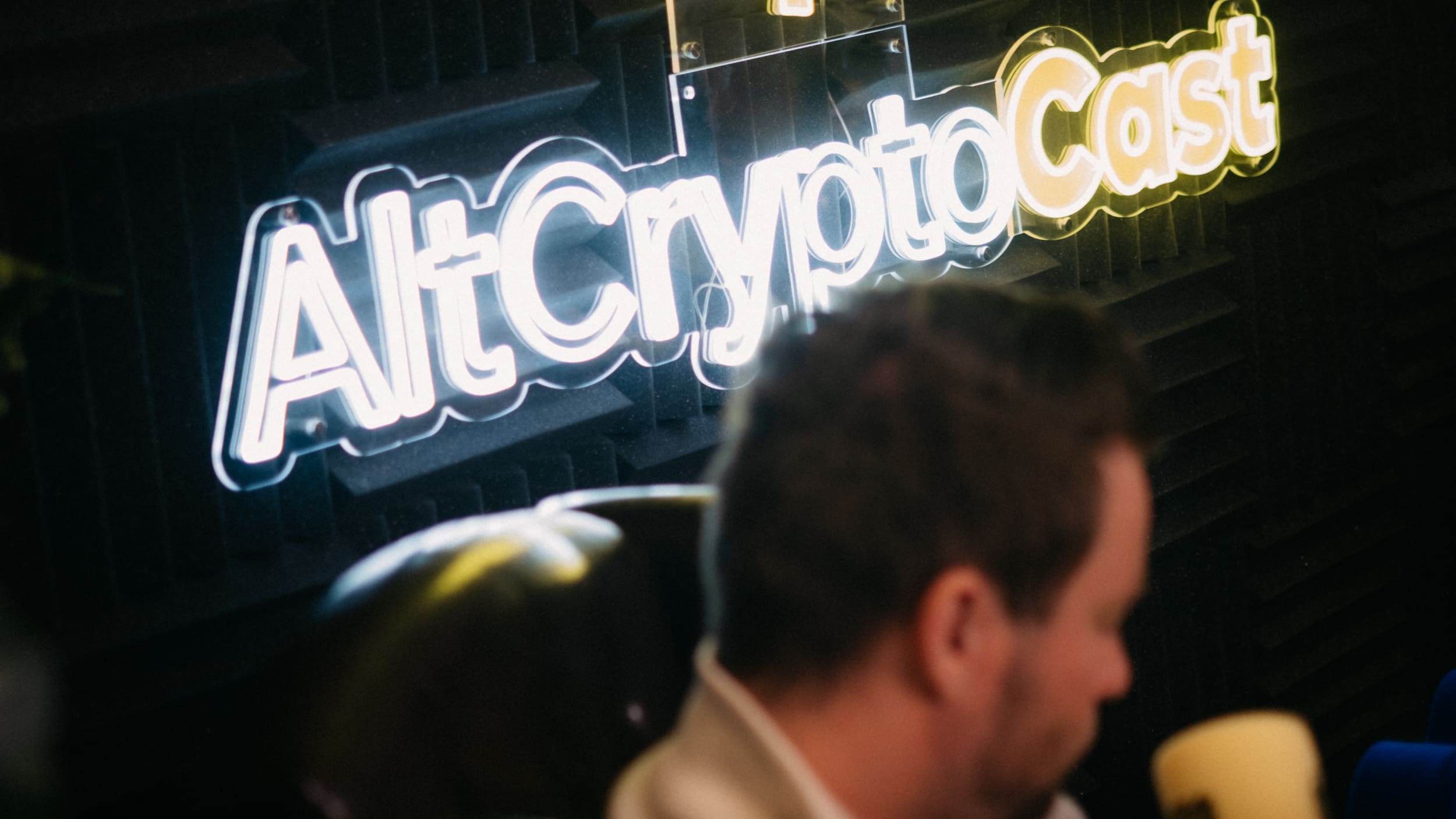 _DSF2579 Sjuul voor een bord van zijn crypto podcast altcryptocast