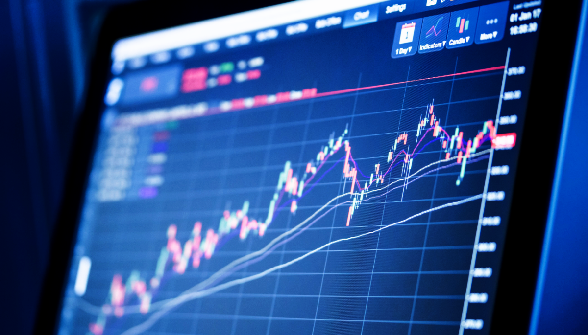 Een interface van een geavanceerde cryptobeurs, met een crypto koers met technische indicatoren