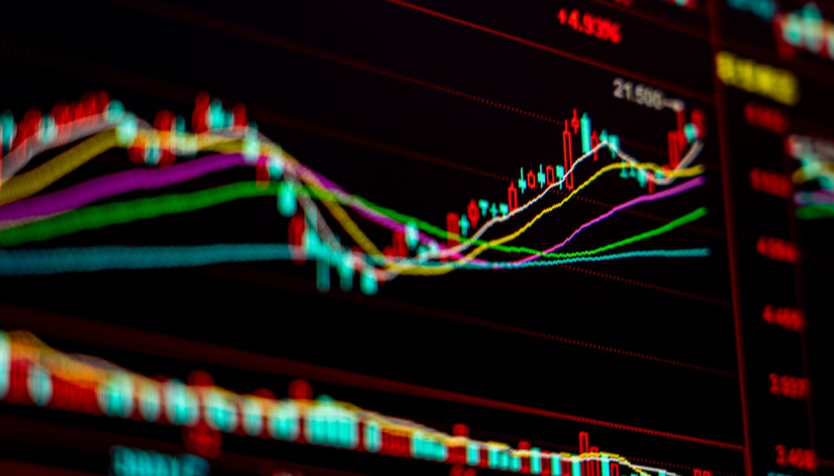 Crypto Radar: Bitcoin veert op naar $85.000, Fartcoin en Curve knallen Een rood-groene candle chart met een stijgende lijn en technische indicatoren