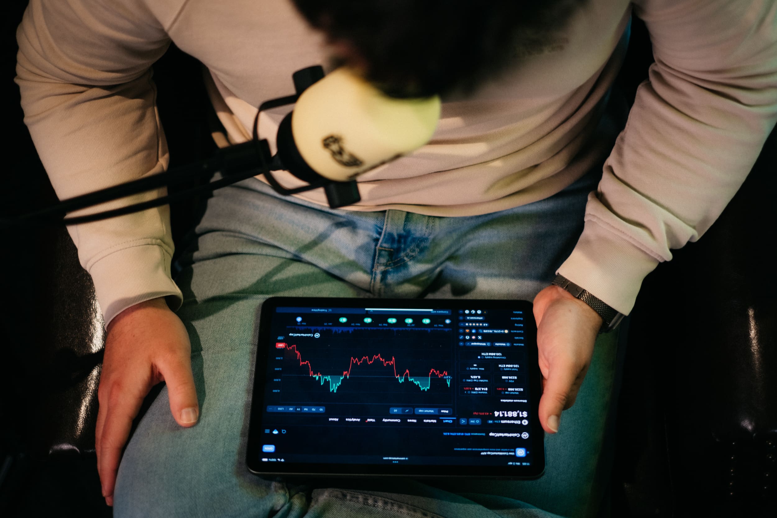 Sjuul-grafiek altcryptocast sjuul follings met tablet in handen kijkt naar koers