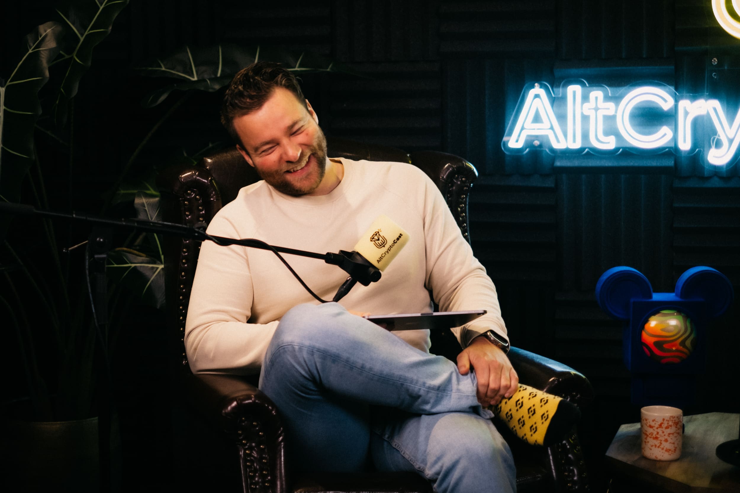Altcryptogems in een stoel lachen sjuul