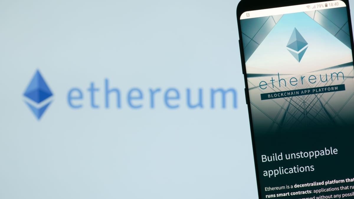 Een afbeelding van het ethereum (ETH) logo met daarnaast een mobiele telefoon met de website van de ethereum foundation Een afbeelding van het ethereum (ETH) logo met daarnaast een mobiele telefoon met de website van de ethereum foundation