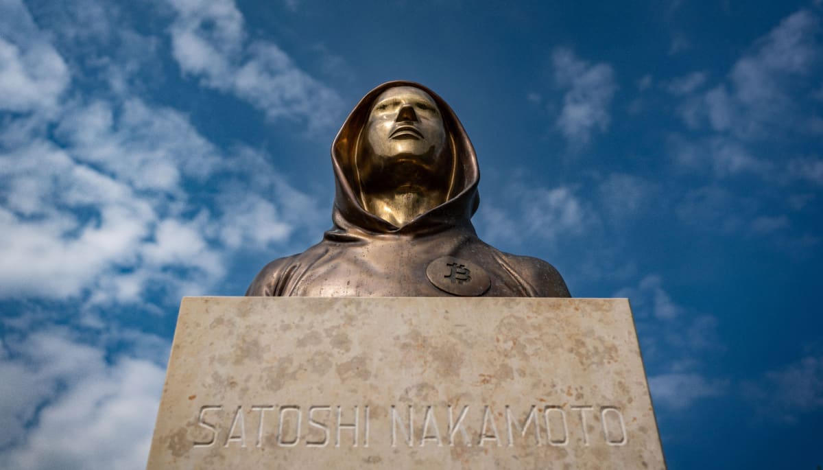 Een afbeelding van het standbeeld van Satoshi Nakamoto, het pseudoniem van de onbekende oprichter van bitcoin (BTC), wiens identiteit nooit achterhaald is