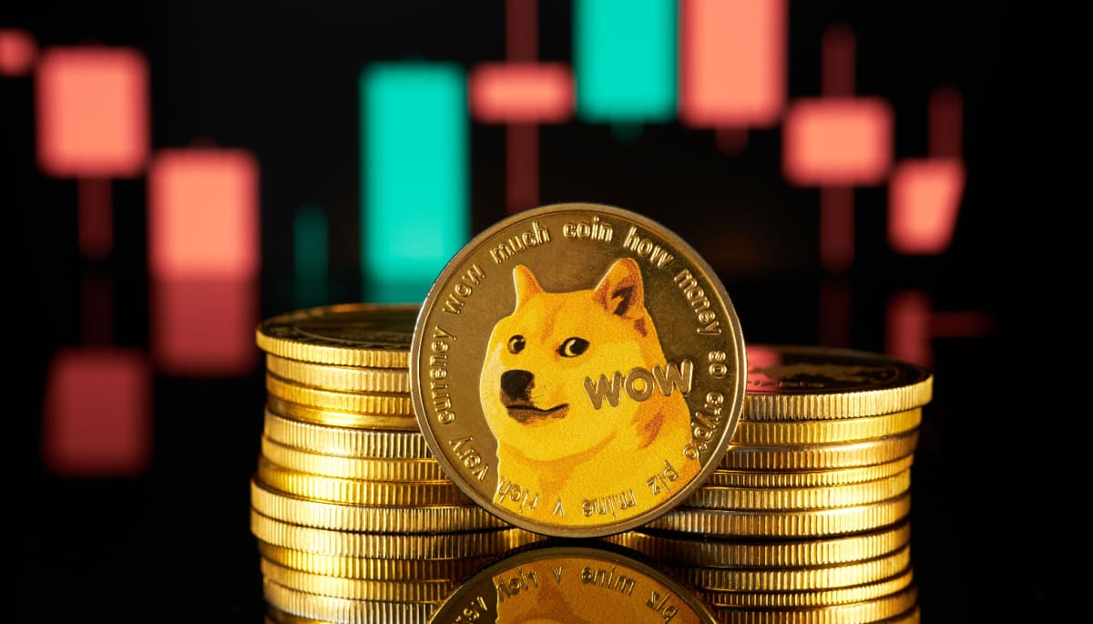Dogecoin koers onder druk, maar grote beleggers kopen bij Een afbeelding van muntjes van de crypto en memecoin dogecoin (DOGE)