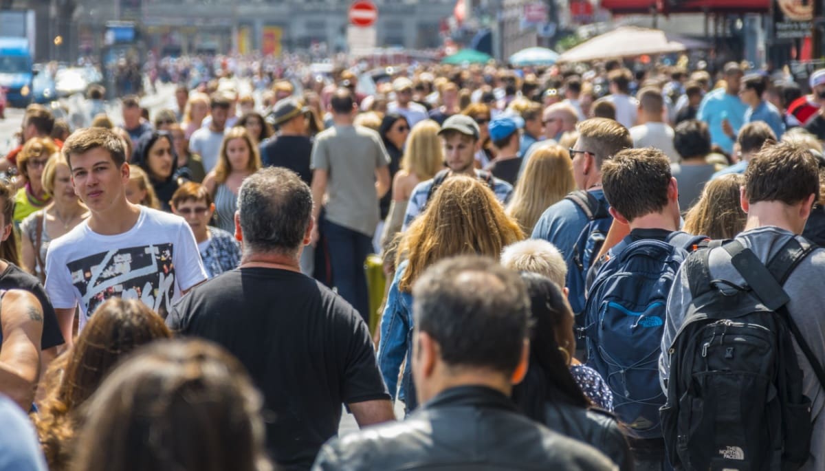 Nederlanders lopen op straat