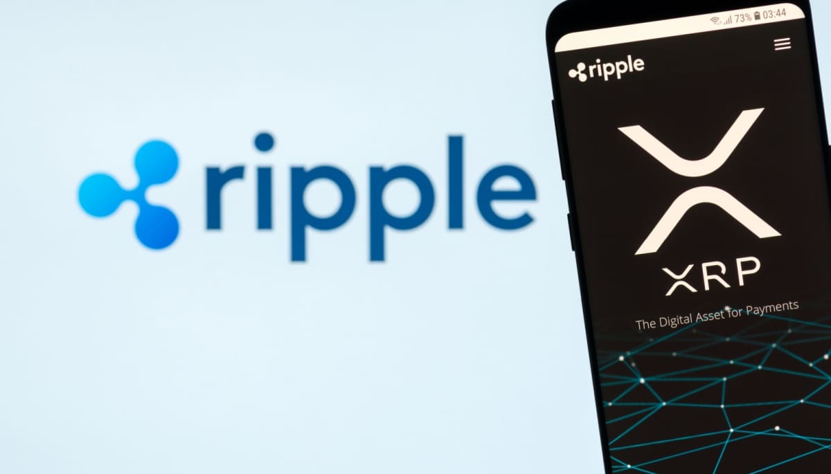 Een afbeelding van het logo van XRP, met op de achtergrond het logo van moederbedrijf Ripple