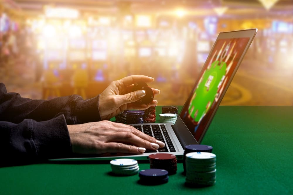 Woman,Hands,With,Gambling,Chips,Using,Laptop,For,Playing,Online Waarom crypto ideaal is voor online gokken