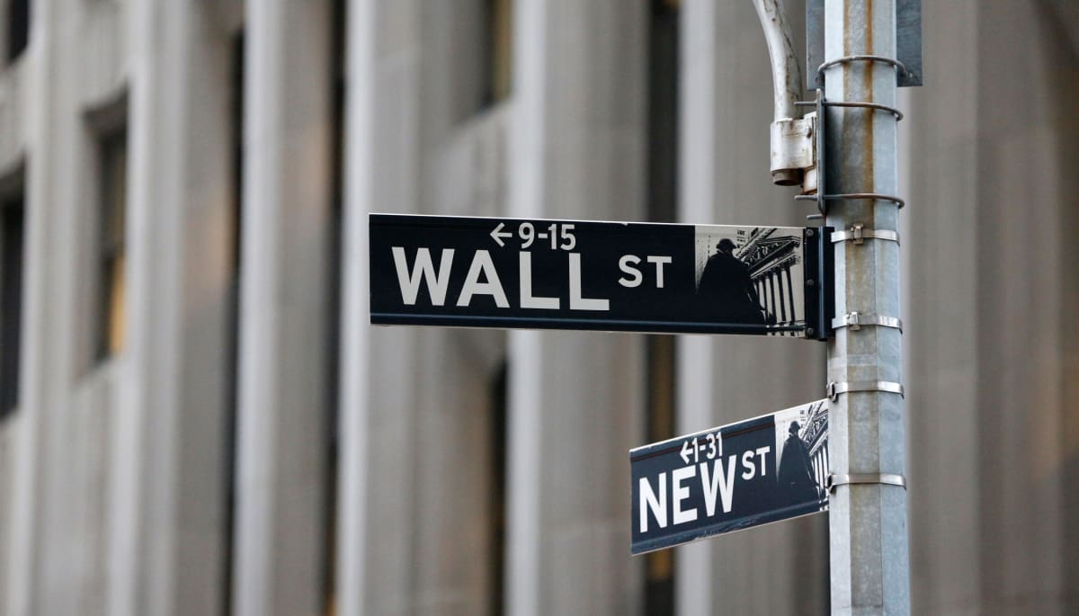 Ein Bild von einem Namensschild an der Wall Street, einer bekannten amerikanischen Straße, wo viele Aktien und auch Krypto-ETFs gehandelt werden.