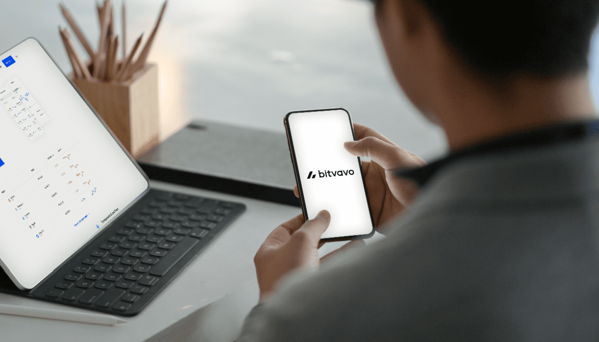 Bitvavo handelaar op telefoon en laptop