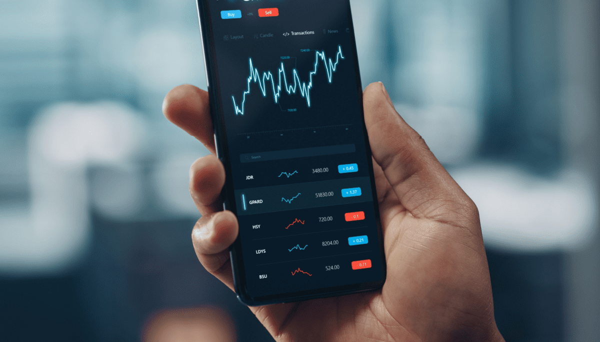Gloednieuwe crypto schiet 45% omhoog en is direct hit op Bitvavo afbeelding van mobiel met koersgrafiek