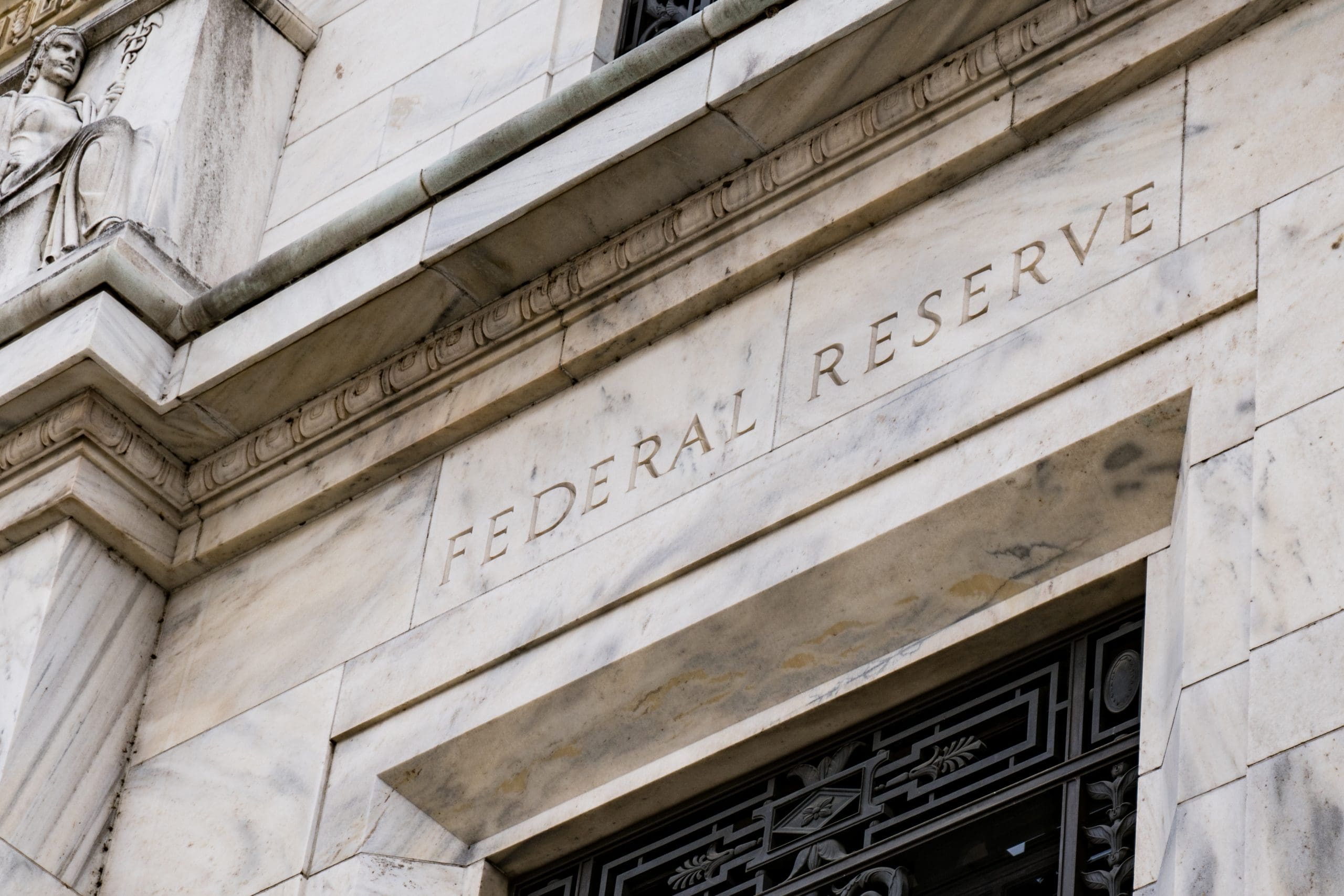 Facade,On,The,Federal,Reserve,Building,In,Washington,Dc Bitcoin koers daalt: markt wacht af voor spannende persconferentie