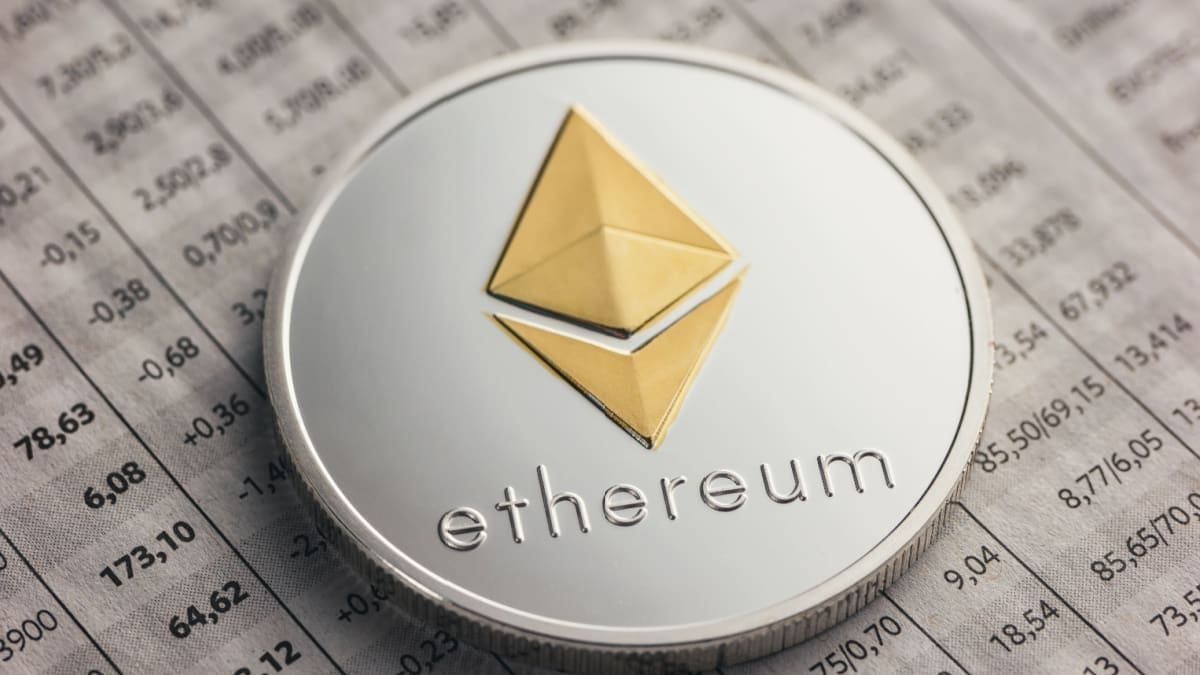 Een afbeelding van een ethereum (ETH) munt op een reeks van cijfers en data van crypto Een afbeelding van een ethereum (ETH) munt op een reeks van cijfers en data van crypto