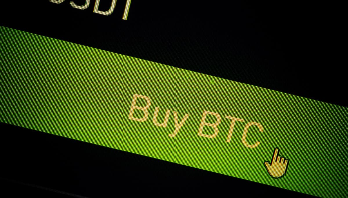 Een close up afbeelding van een 'koop bitcoin (BTC)' knop van een cryptobeurs op een beeldscherm