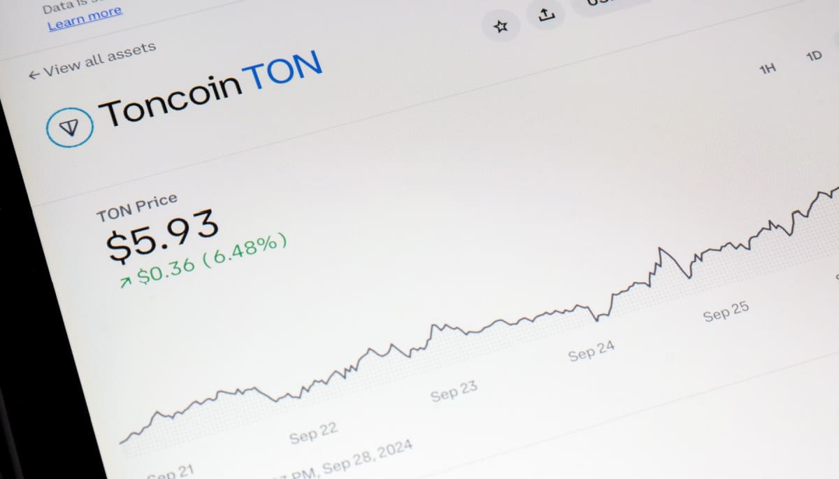 Een afbeelding van cryptomunt Toncoin en een stijgende koers