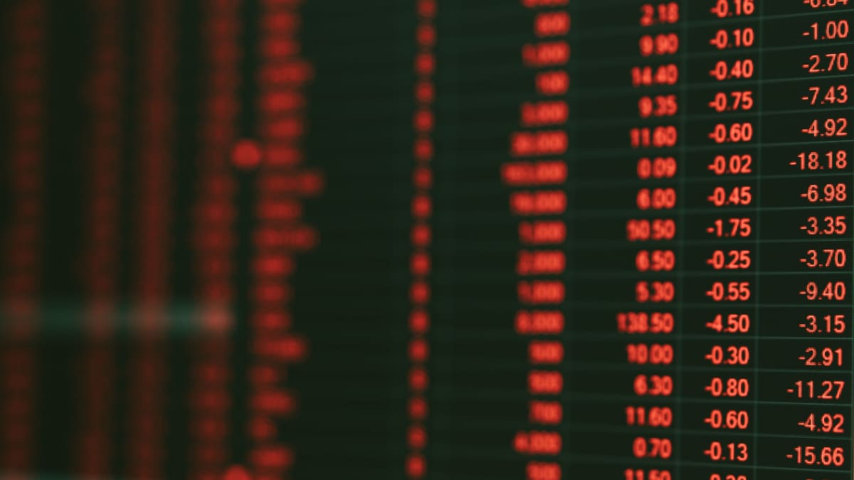 Een afbeelding van een markt in aandelen of crypto die crasht en rode negatieve cijfers toont van koersen of prijzen Een afbeelding van een markt in aandelen of crypto die crasht en rode negatieve cijfers toont van koersen of prijzen