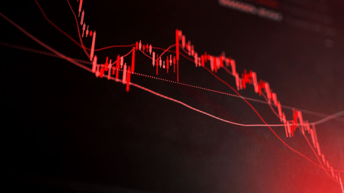 Miljoenenroof cryptoplatform groter dan gedacht: koers blijft bloeden Rode grafiek van dalende koers