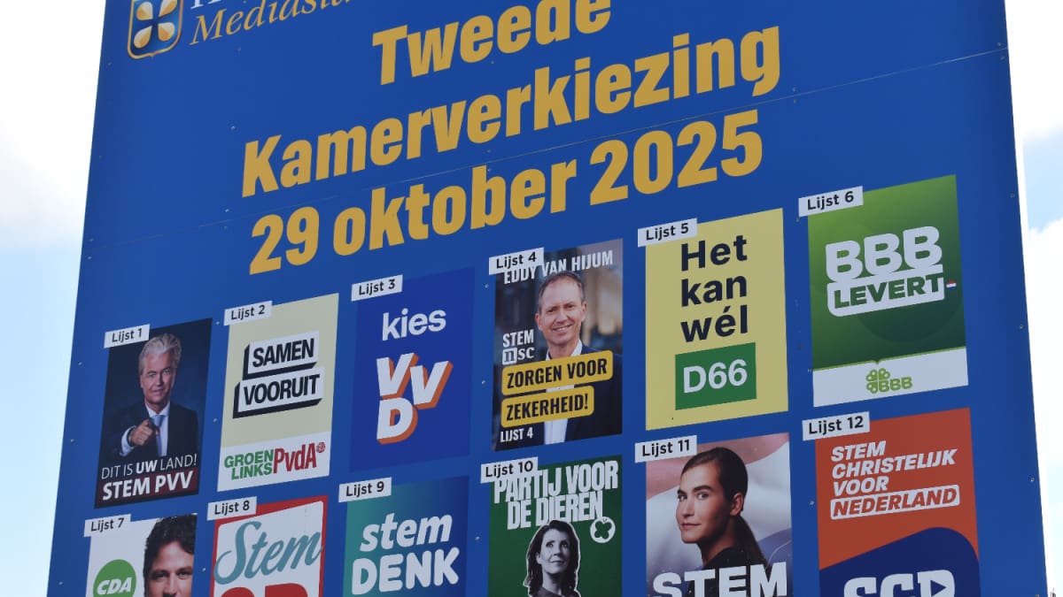Een afbeelding van een bord met alle posters van verschillende Nederlandse politieke partijen voor de tweede kamerverkiezing van 29 oktober 2025