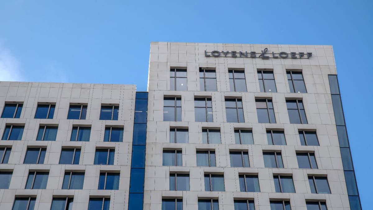 Een afbeelding van het Loyens en Loeff kantoor in Amsterdam, waar een BCNL even zal plaatsvinden op 13 november 2025