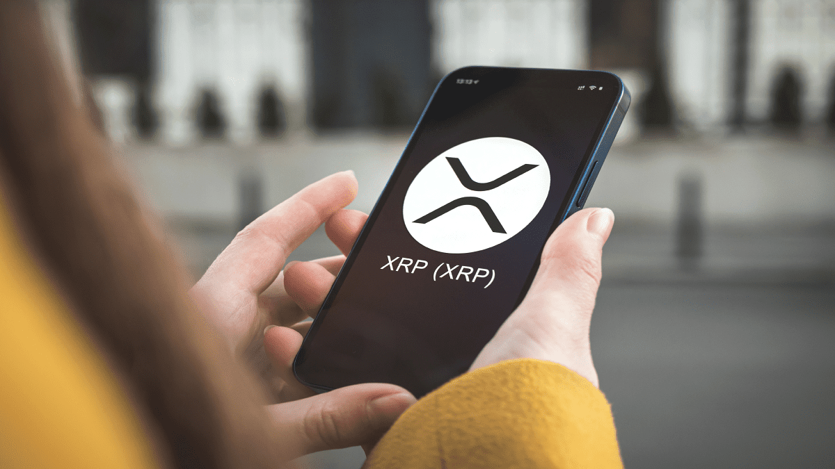 Vrouw met XRP logo op mobiel Vrouw met XRP logo op mobiel