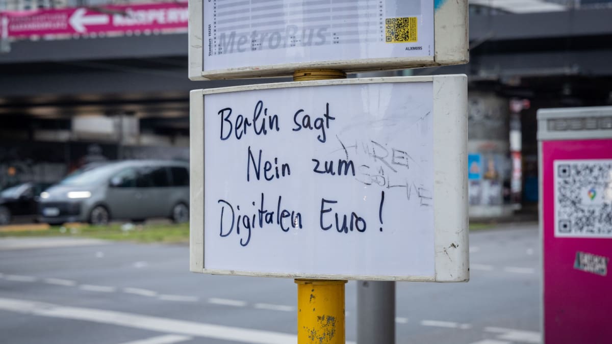 Een foto van een protest tegen de digitale euro op een bord in Berlijn Een foto van een protest tegen de digitale euro op een bord in Berlijn