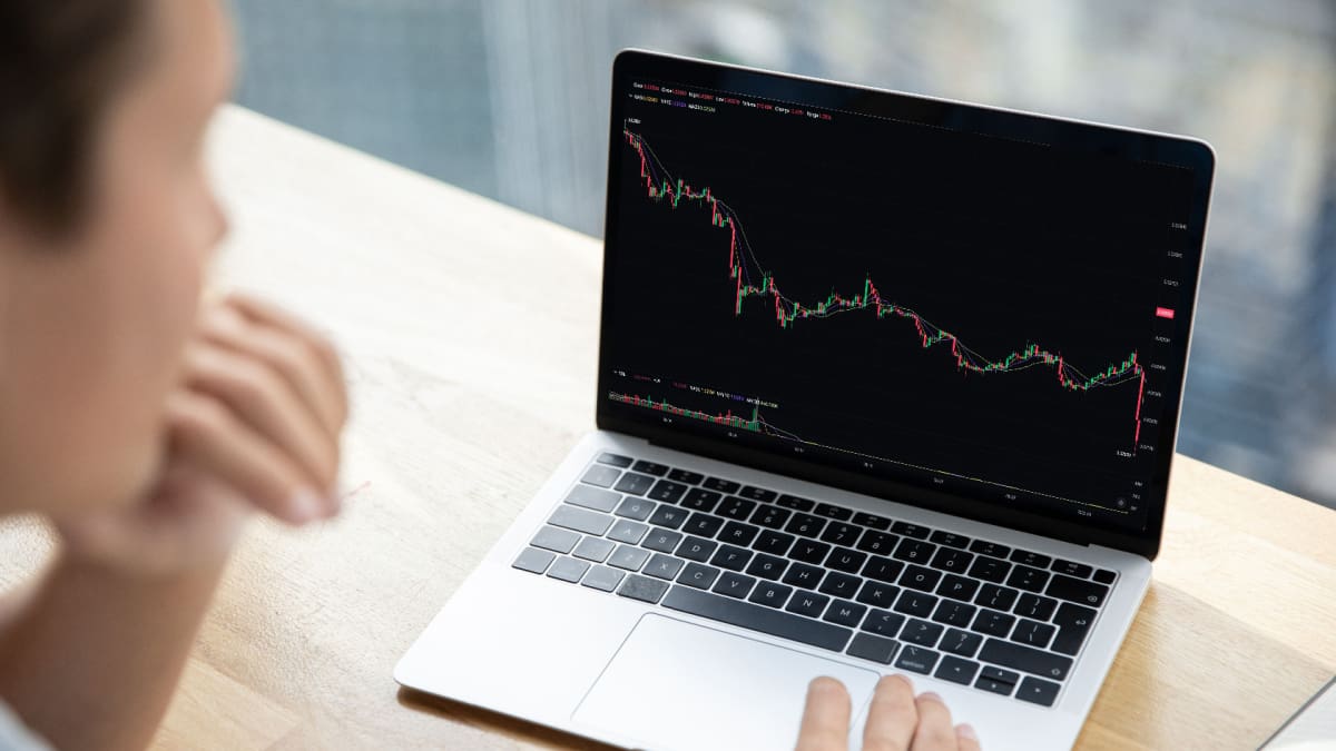 Een afbeelding van crypto koers die plotseling een forse crash met een diepe rode candle laat zien Een afbeelding van crypto koers die plotseling een forse crash met een diepe rode candle laat zien