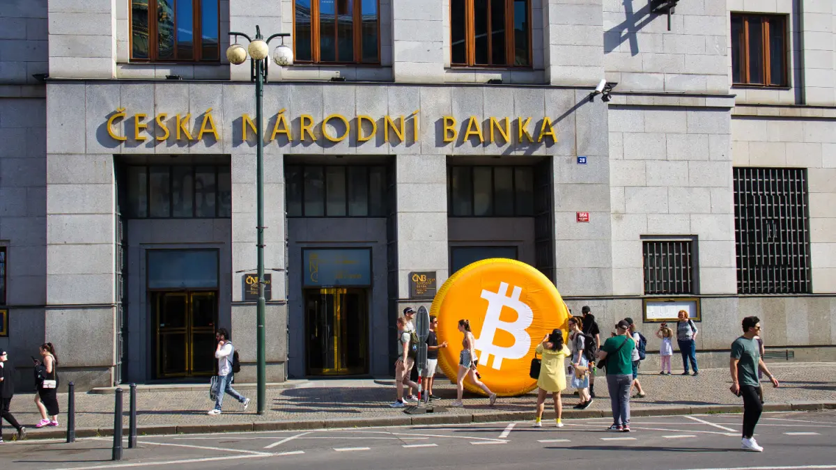 Een afbeelding van een grote opgeblazen bitcoin munt voor een bank in Praag, Tsjechië Een afbeelding van een grote opgeblazen bitcoin munt voor een bank in Praag, Tsjechië