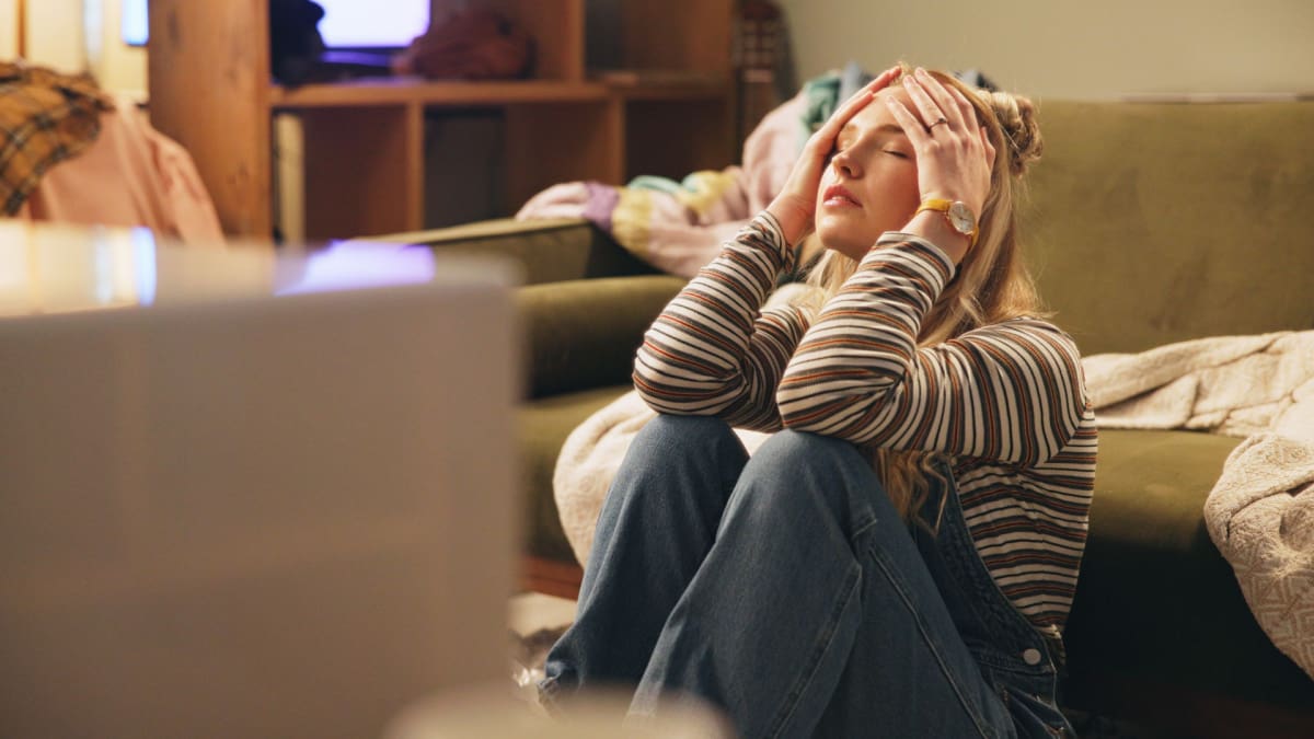 Een afbeelding van een vrouw die hevige stress ervaart