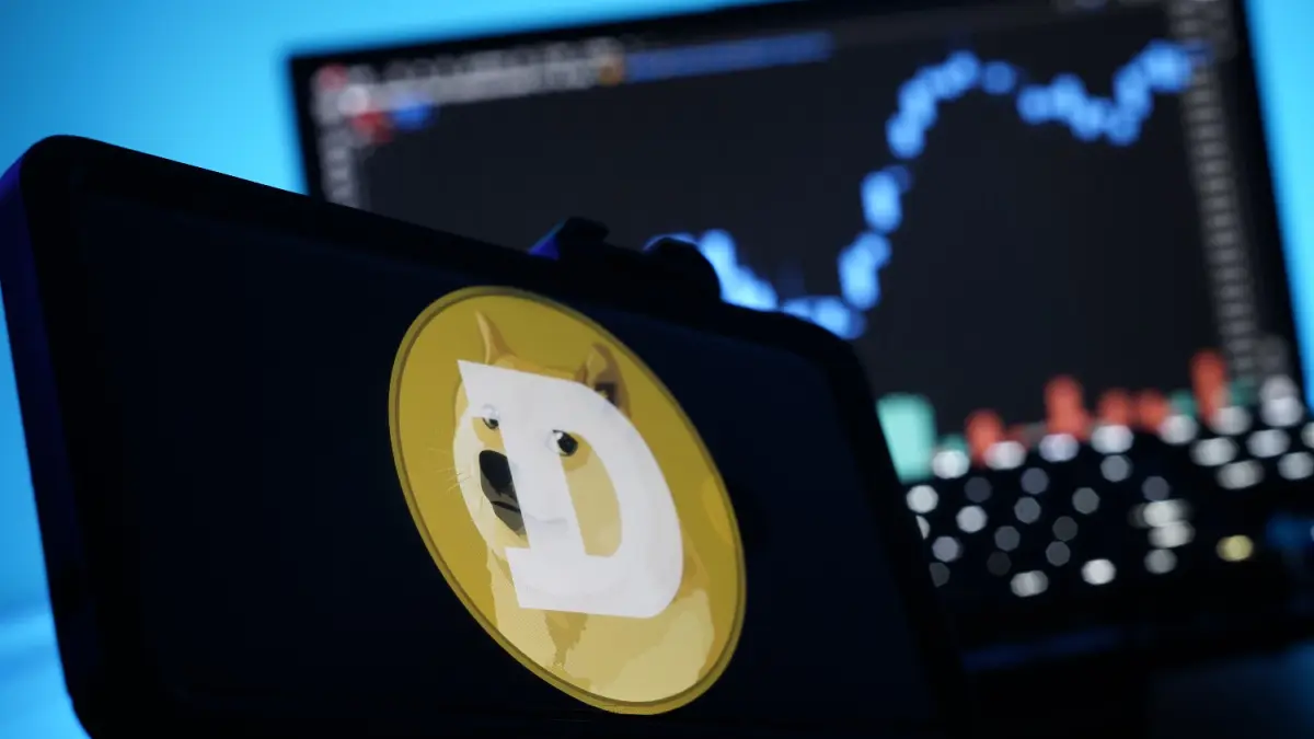 Een afbeelding van het logo van dogecoin (DOGE) met een grafiek van de dogecoin koers op de achtergrond