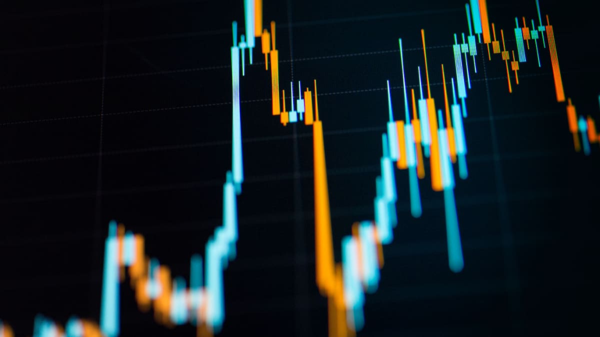 Een afbeelding van een candle chart grafiek waar een koers hard op en neer gaat