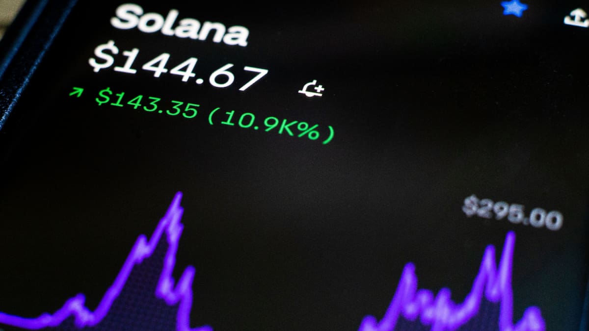 Een afbeelding van een coinpagina van Solana (SOL) op een cryptobeurs met daarbij een grafiek van de koers Een afbeelding van een coinpagina van Solana (SOL) op een cryptobeurs met daarbij een grafiek van de koers