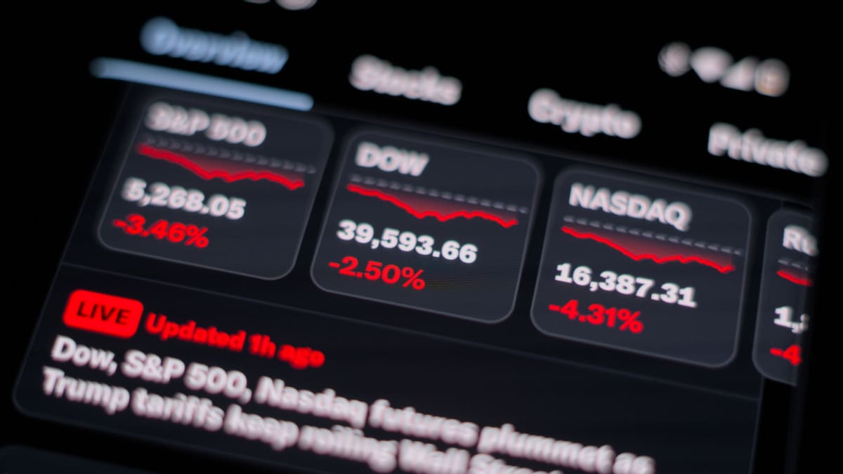 Een afbeelding van een mobiele telefoon met daarop verschillende indexes en tabs met aandelen, crypto en prive, die allemaal hard aan het dalen zijn (crash), rood