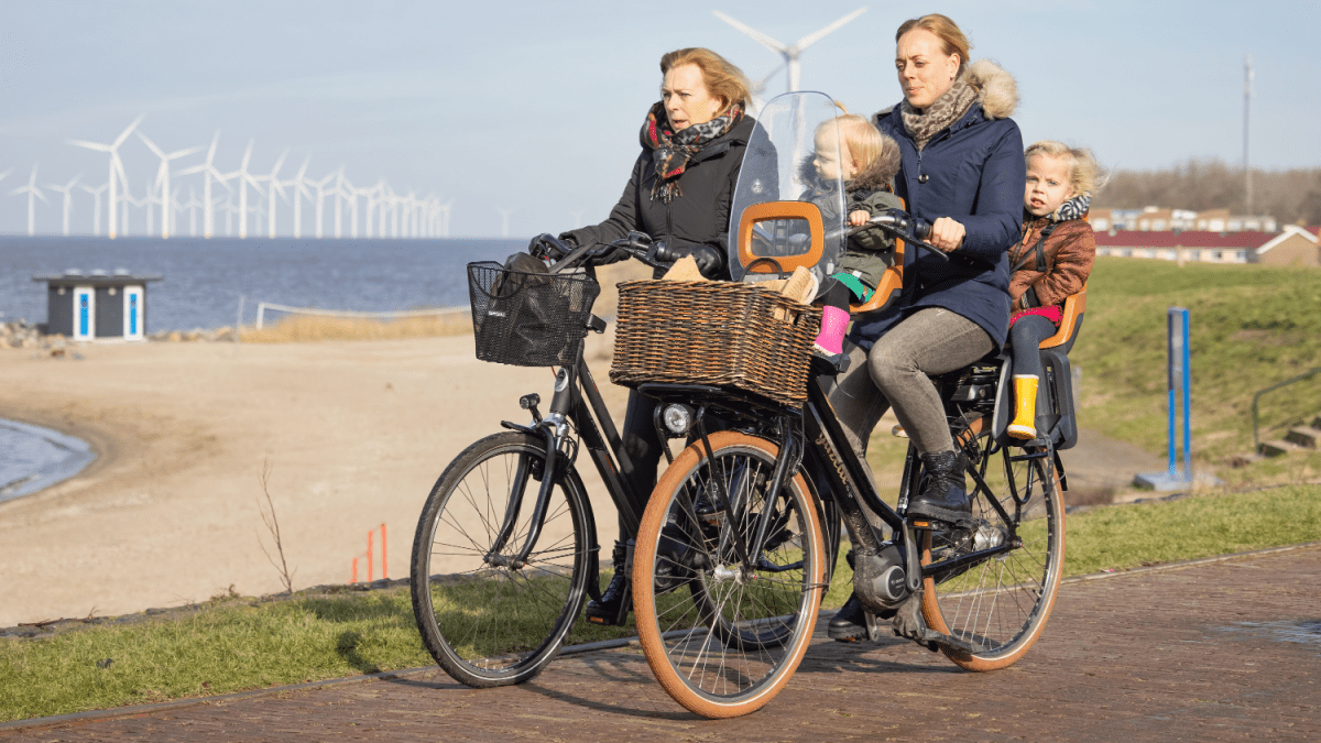 Moeders op fietsen