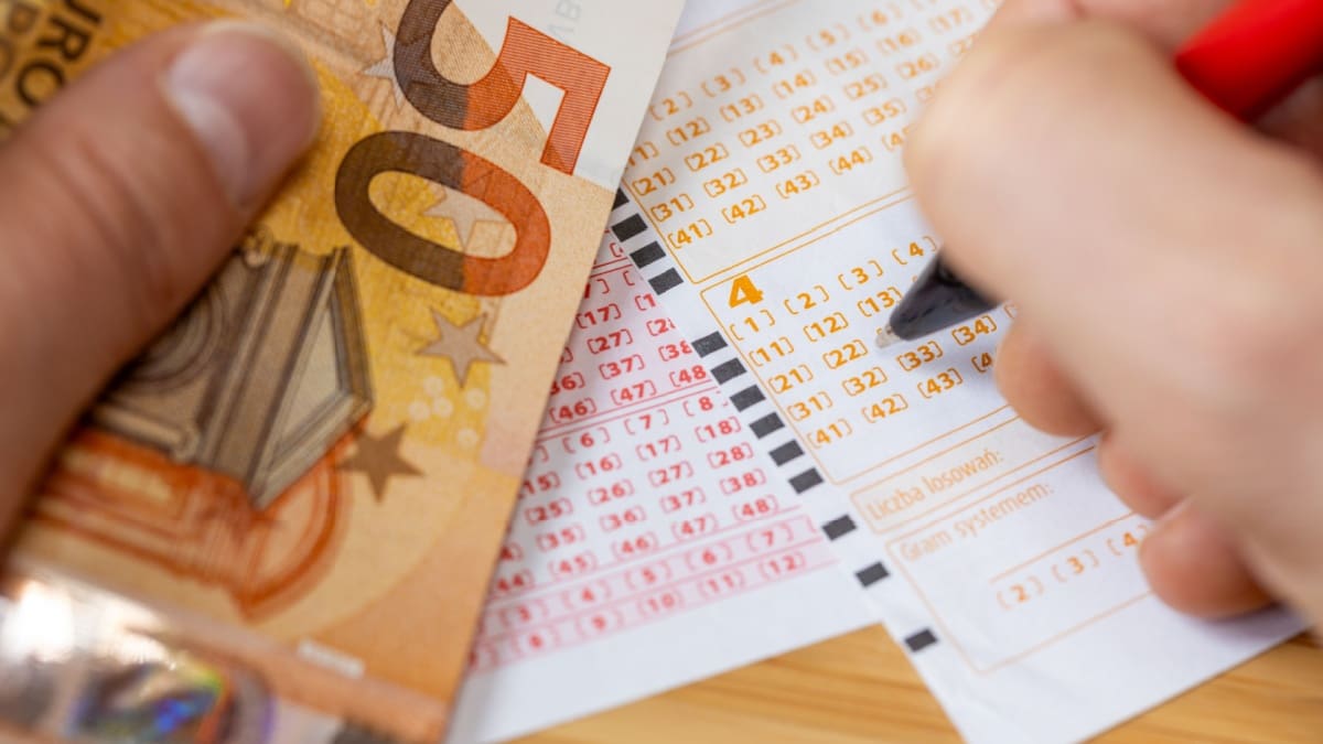 Shutterstock_2704187529 Waarom de overheid jou liever een oudejaarslot verkoopt dan financiële educatie biedt
