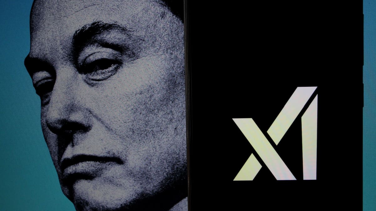 Een afbeelding van Elon Musk naast een mobiele telefoon met het logo van zijn AI bedrijf XAI