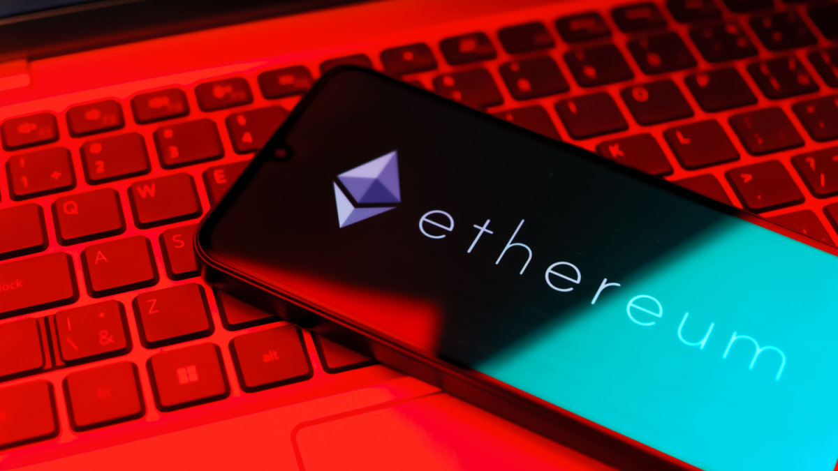 Terwijl Ethereum keldert, slaat beursreus na 8 maanden weer fors in Ethereum logo op mobiel met rode achtergrond