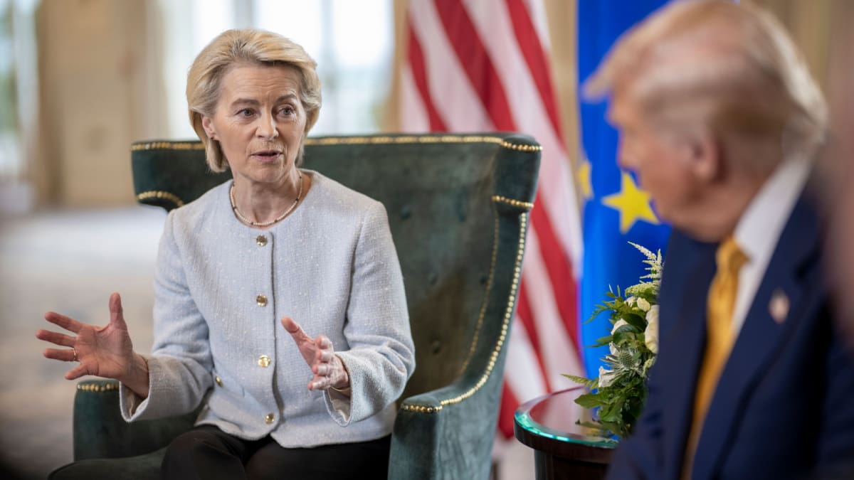EU voorzitter Ursula von der Leyen in gesprek met de Amerikaanse president Donald Trump EU voorzitter Ursula von der Leyen in gesprek met de Amerikaanse president Donald Trump