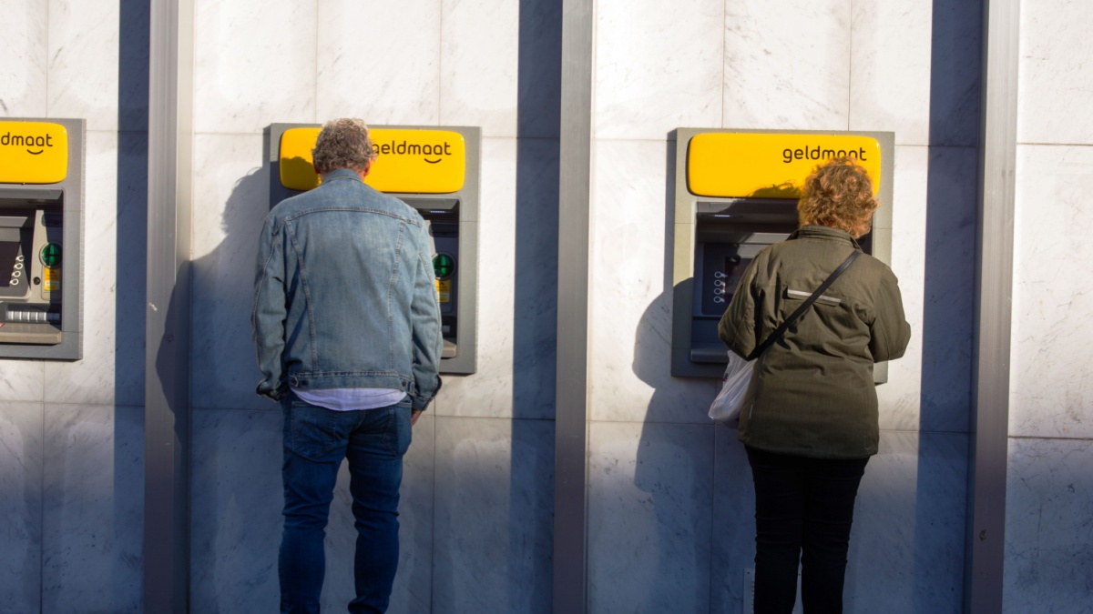 Shutterstock_2235726987 Nederlandse banken verdienen flink aan jouw spaargeld: zo werkt dat