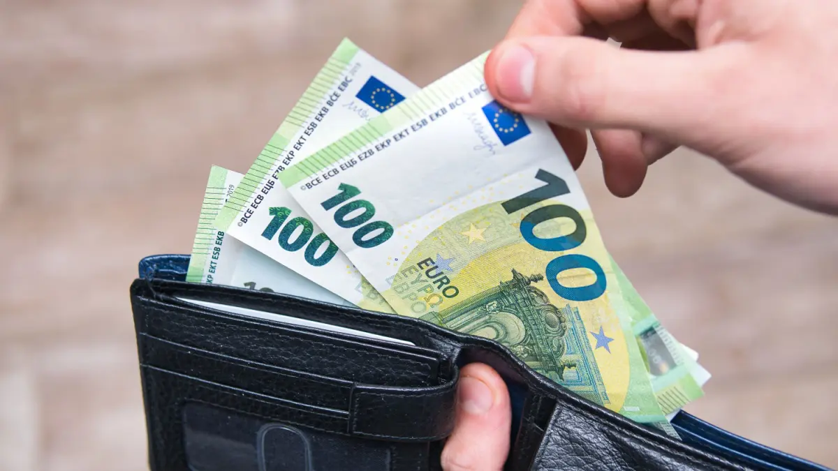 100 euro biljetten in portemonnee van Nederlander