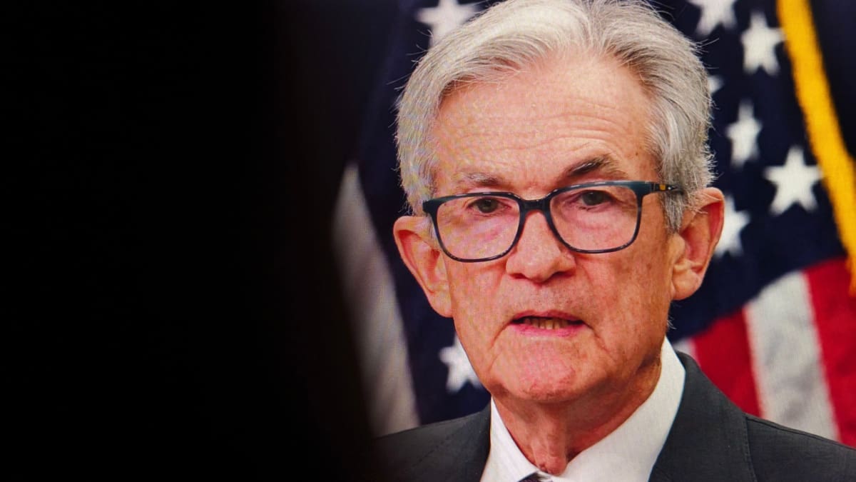 Crypto Radar: Markt wacht rustig de toespraak van vanavond af Een afbeelding van Jerome Powell met een Amerikaanse vlag op de achtergrond