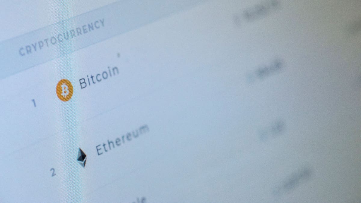 Een afbeelding van bitcoin en ethereum op een ranglijst in een index overview Een afbeelding van bitcoin en ethereum op een ranglijst in een index overview